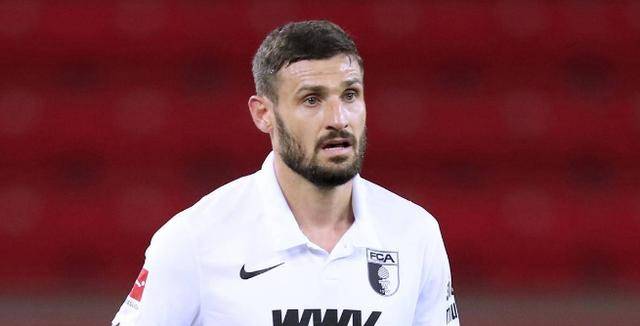  奥格斯堡客场顽强逼平劲旅，保级路上看见曙光