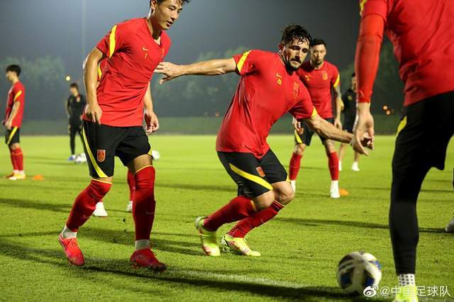  波鸿边路快马突进如电，速度优势冲垮对手防线体系  